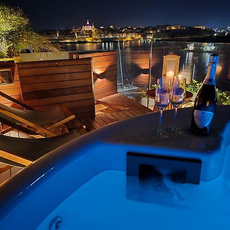 Unique Seafront Triplex Penthouse With Panoramic Bedroom & Rooftop Jacuzzi Overlooking Valletta سليمة المظهر الخارجي الصورة