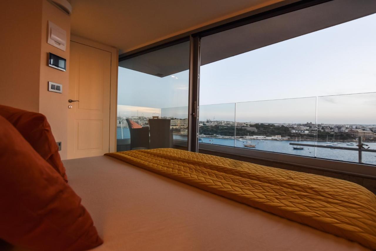 Unique Seafront Triplex Penthouse With Panoramic Bedroom & Rooftop Jacuzzi Overlooking Valletta سليمة المظهر الخارجي الصورة