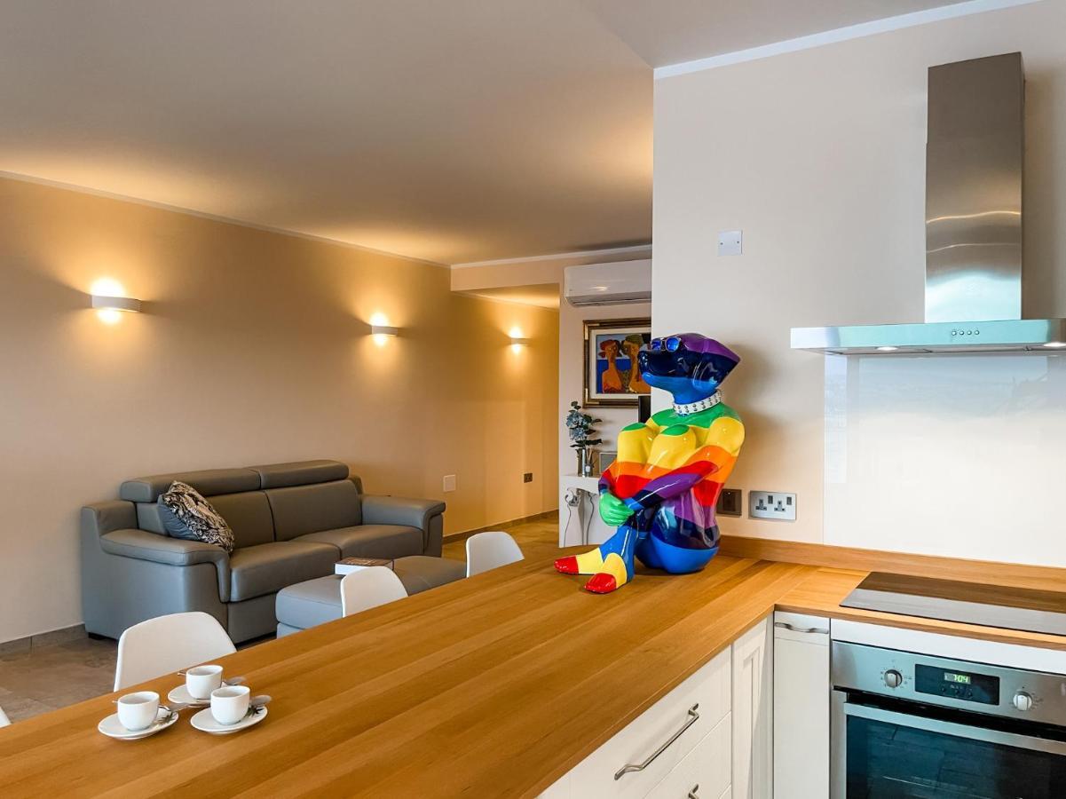 Unique Seafront Triplex Penthouse With Panoramic Bedroom & Rooftop Jacuzzi Overlooking Valletta سليمة المظهر الخارجي الصورة