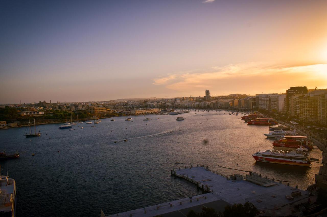 Unique Seafront Triplex Penthouse With Panoramic Bedroom & Rooftop Jacuzzi Overlooking Valletta سليمة المظهر الخارجي الصورة