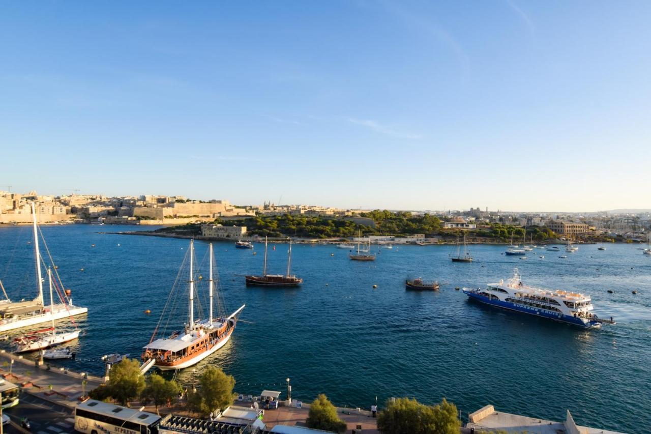 Unique Seafront Triplex Penthouse With Panoramic Bedroom & Rooftop Jacuzzi Overlooking Valletta سليمة المظهر الخارجي الصورة