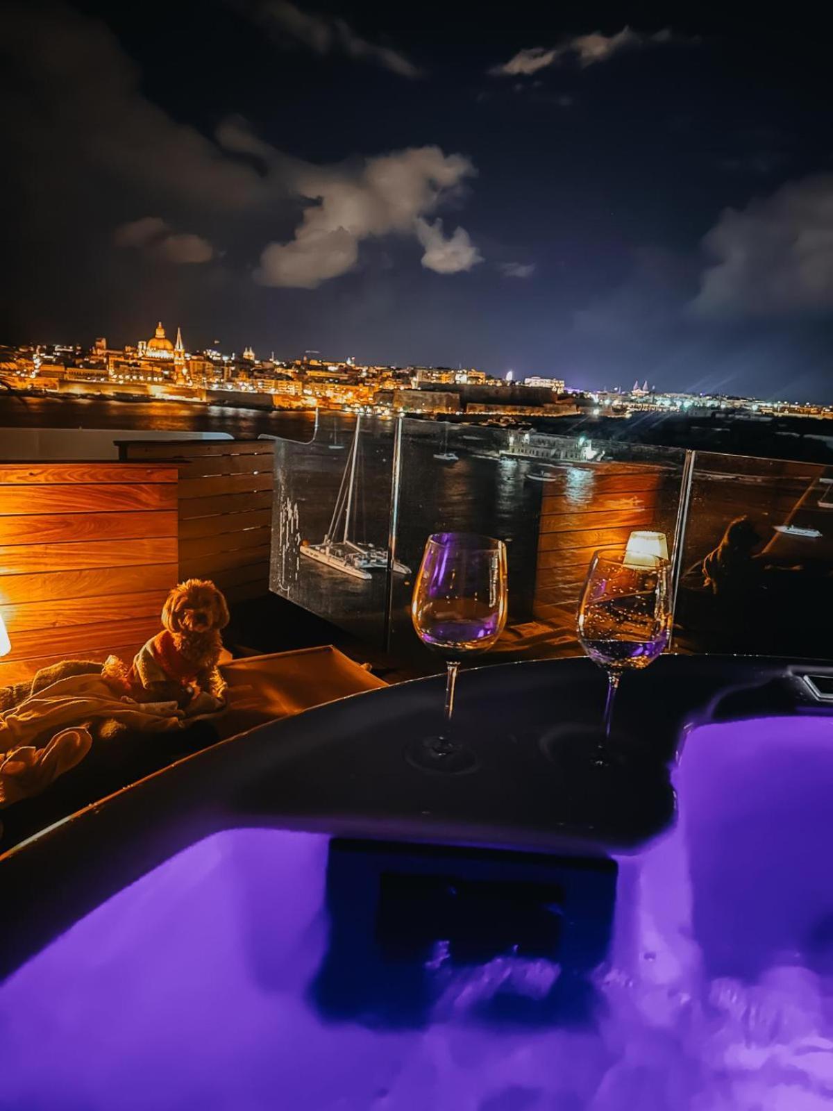 Unique Seafront Triplex Penthouse With Panoramic Bedroom & Rooftop Jacuzzi Overlooking Valletta سليمة المظهر الخارجي الصورة