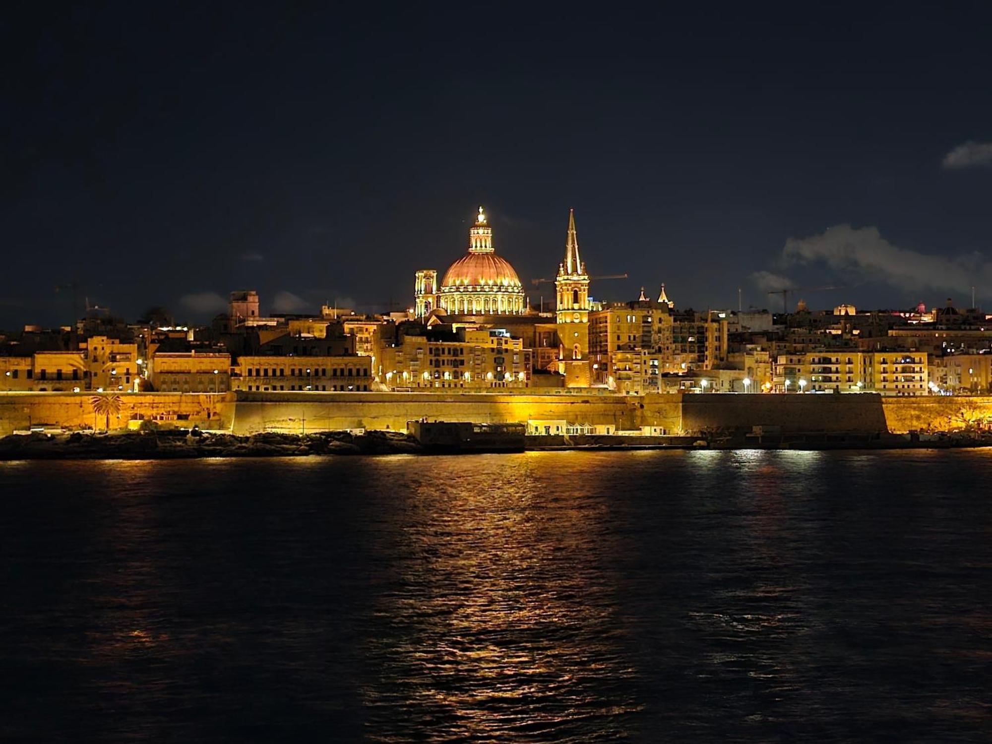 Unique Seafront Triplex Penthouse With Panoramic Bedroom & Rooftop Jacuzzi Overlooking Valletta سليمة المظهر الخارجي الصورة