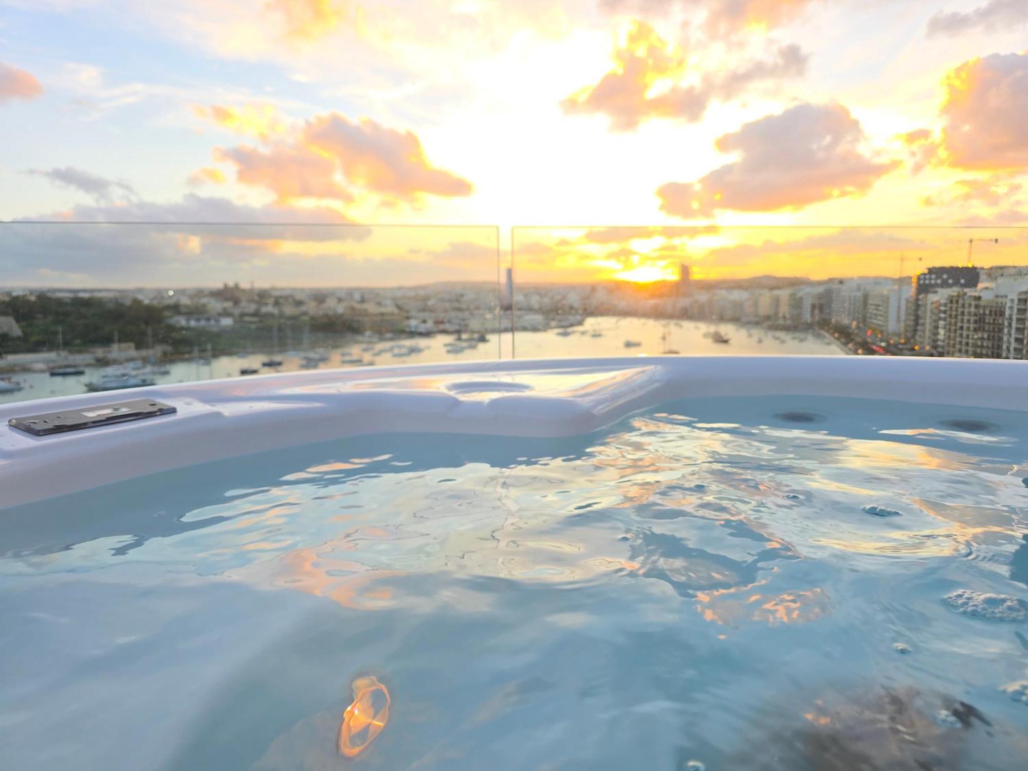 Unique Seafront Triplex Penthouse With Panoramic Bedroom & Rooftop Jacuzzi Overlooking Valletta سليمة المظهر الخارجي الصورة