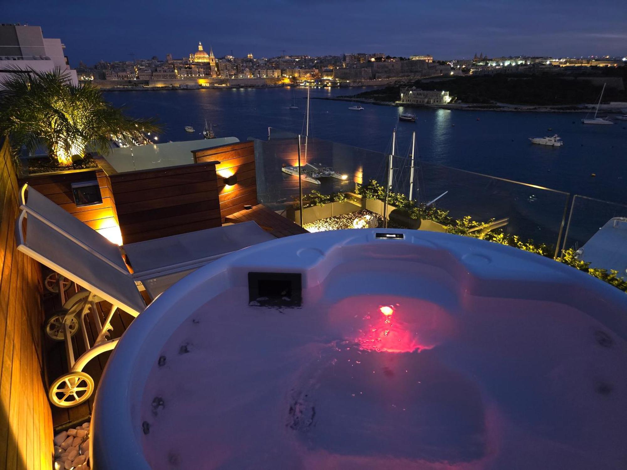 Unique Seafront Triplex Penthouse With Panoramic Bedroom & Rooftop Jacuzzi Overlooking Valletta سليمة المظهر الخارجي الصورة