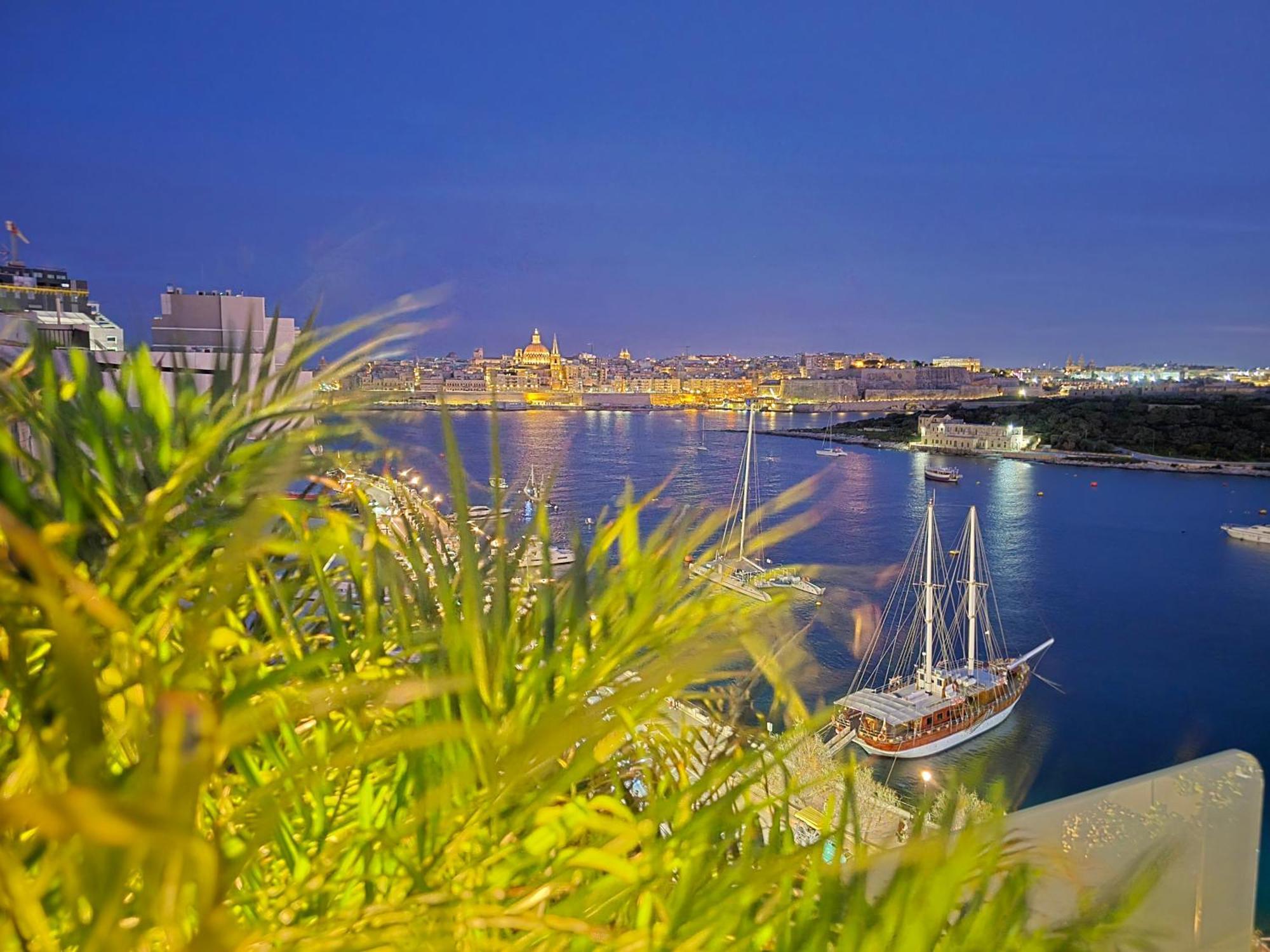 Unique Seafront Triplex Penthouse With Panoramic Bedroom & Rooftop Jacuzzi Overlooking Valletta سليمة المظهر الخارجي الصورة