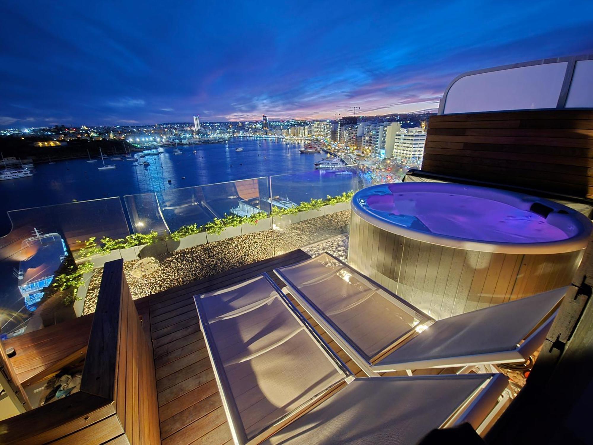 Unique Seafront Triplex Penthouse With Panoramic Bedroom & Rooftop Jacuzzi Overlooking Valletta سليمة المظهر الخارجي الصورة