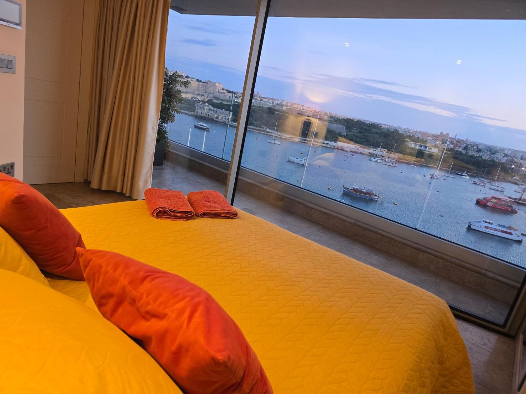 Unique Seafront Triplex Penthouse With Panoramic Bedroom & Rooftop Jacuzzi Overlooking Valletta سليمة المظهر الخارجي الصورة