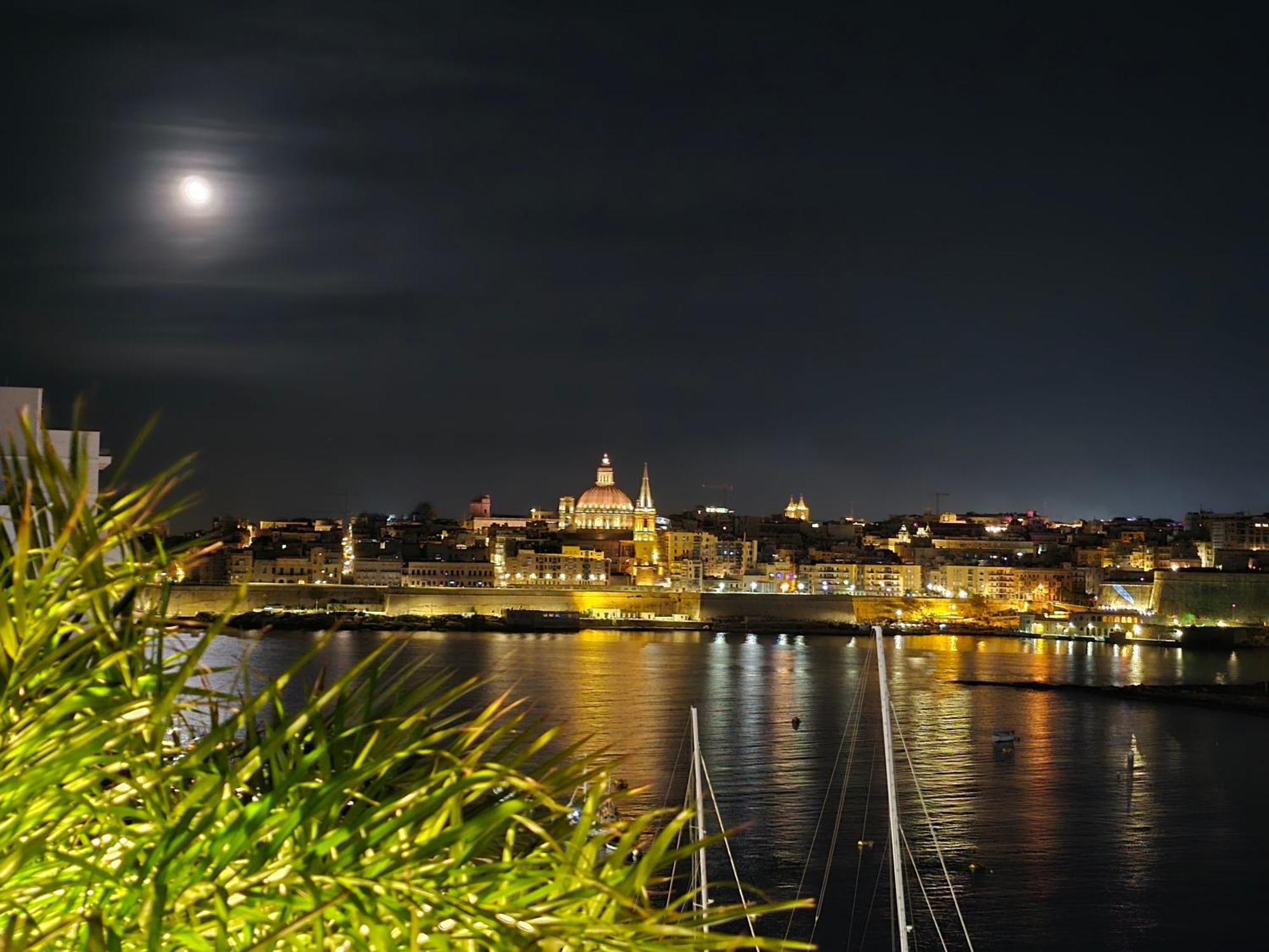 Unique Seafront Triplex Penthouse With Panoramic Bedroom & Rooftop Jacuzzi Overlooking Valletta سليمة المظهر الخارجي الصورة