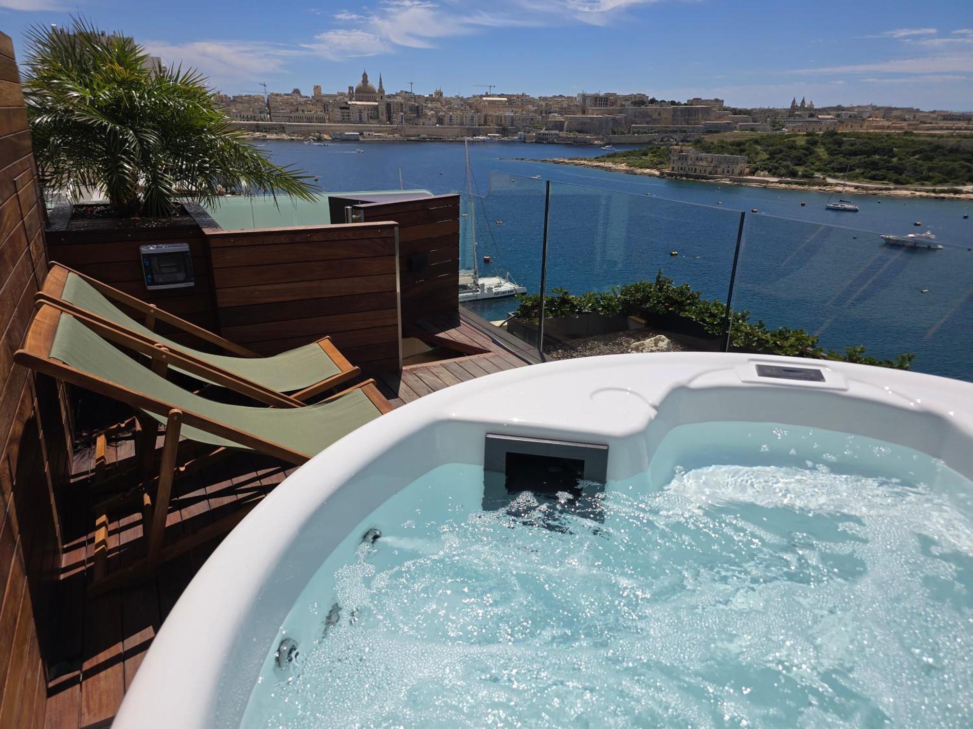 Unique Seafront Triplex Penthouse With Panoramic Bedroom & Rooftop Jacuzzi Overlooking Valletta سليمة المظهر الخارجي الصورة
