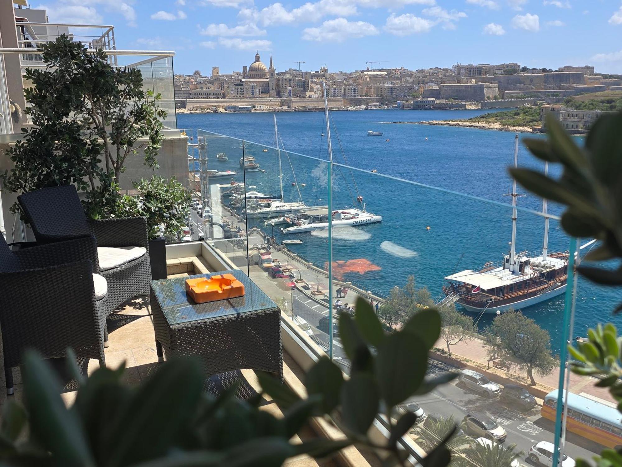 Unique Seafront Triplex Penthouse With Panoramic Bedroom & Rooftop Jacuzzi Overlooking Valletta سليمة المظهر الخارجي الصورة