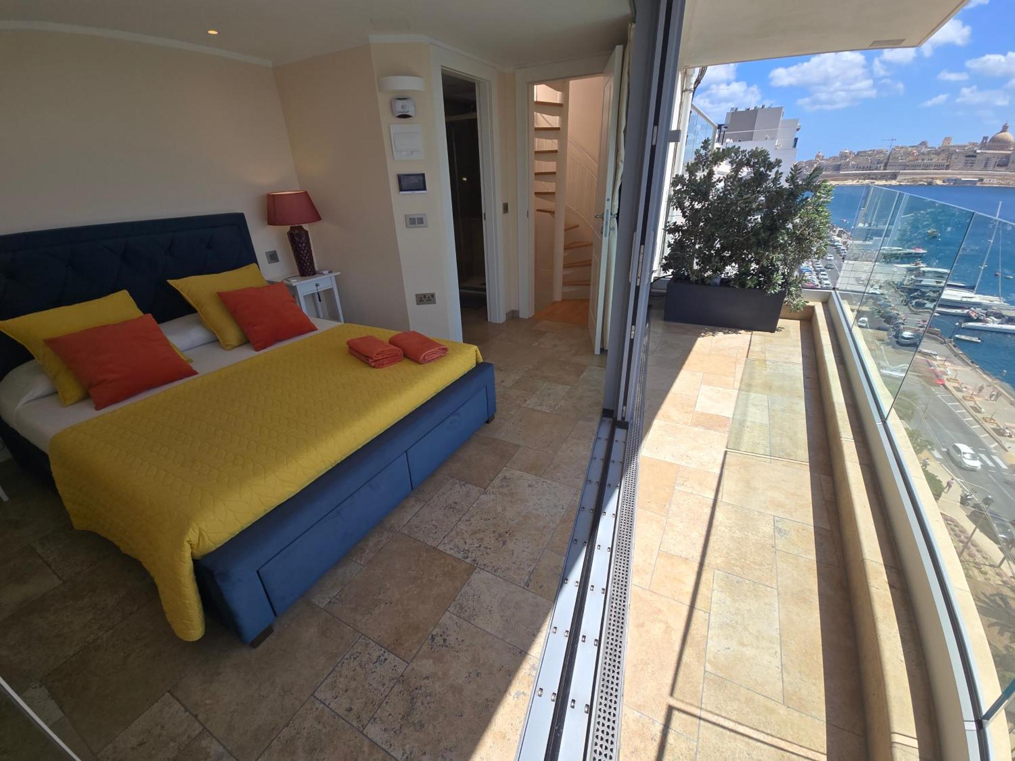 Unique Seafront Triplex Penthouse With Panoramic Bedroom & Rooftop Jacuzzi Overlooking Valletta سليمة المظهر الخارجي الصورة