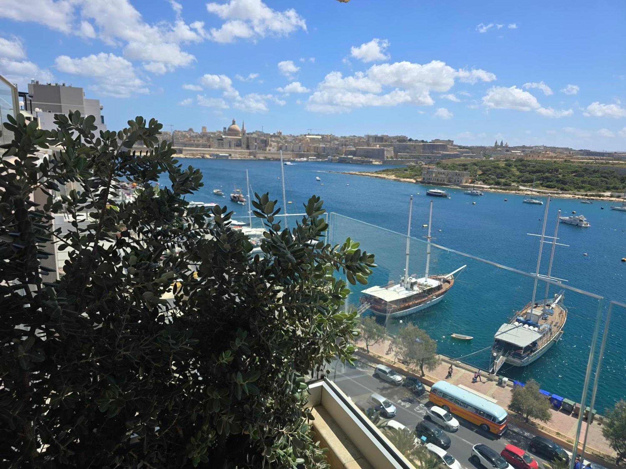 Unique Seafront Triplex Penthouse With Panoramic Bedroom & Rooftop Jacuzzi Overlooking Valletta سليمة المظهر الخارجي الصورة