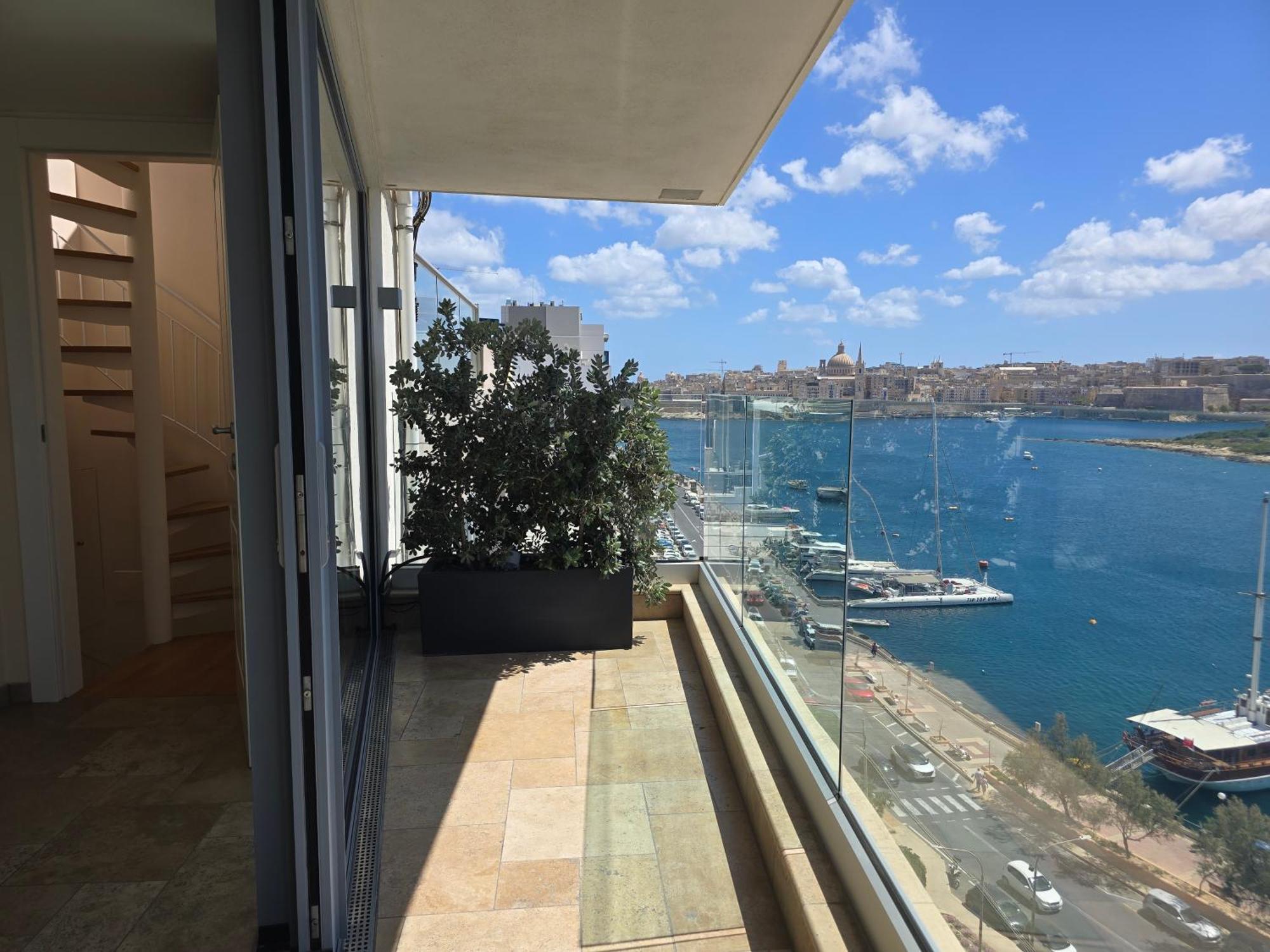 Unique Seafront Triplex Penthouse With Panoramic Bedroom & Rooftop Jacuzzi Overlooking Valletta سليمة المظهر الخارجي الصورة