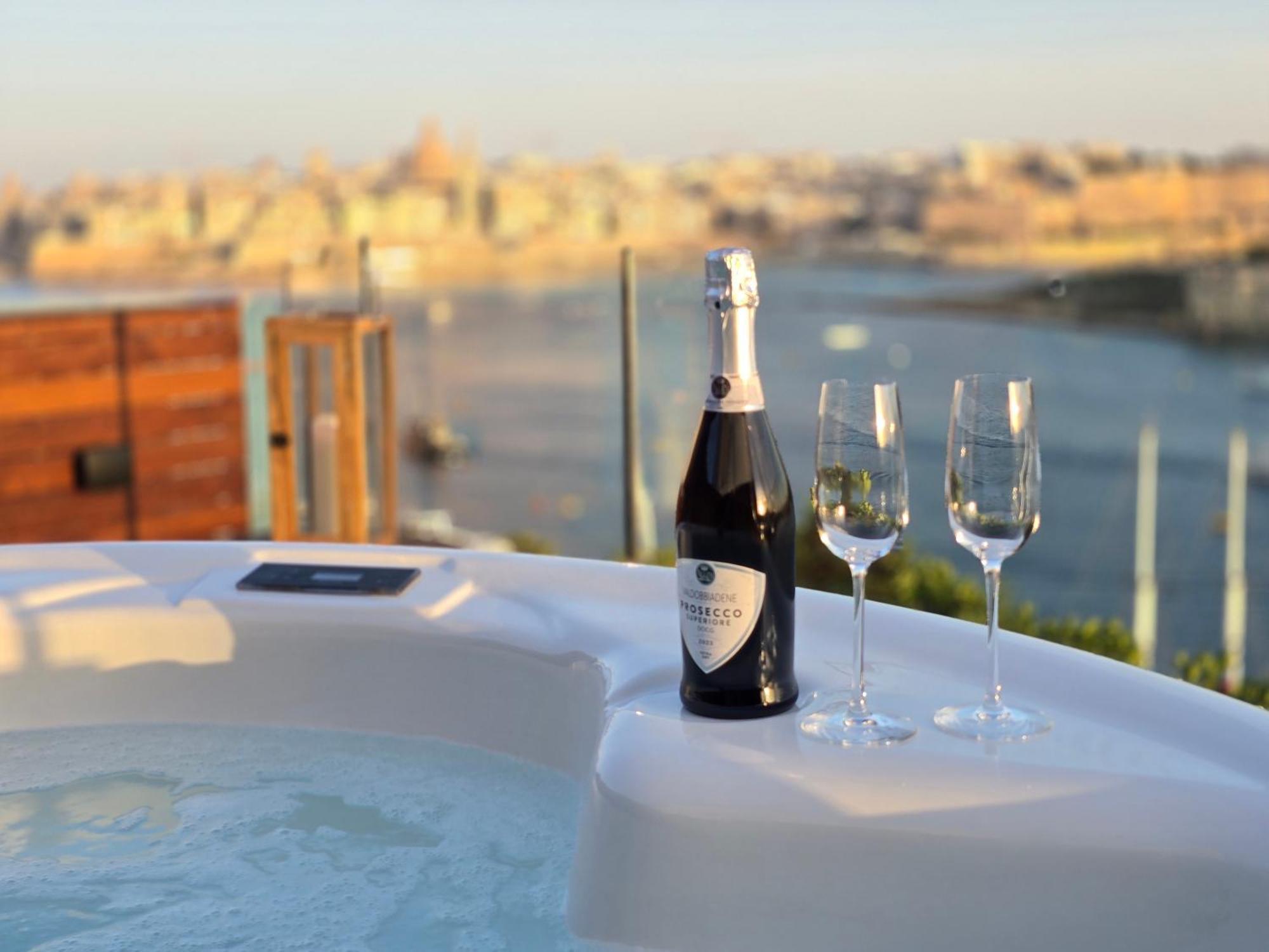 Unique Seafront Triplex Penthouse With Panoramic Bedroom & Rooftop Jacuzzi Overlooking Valletta سليمة المظهر الخارجي الصورة