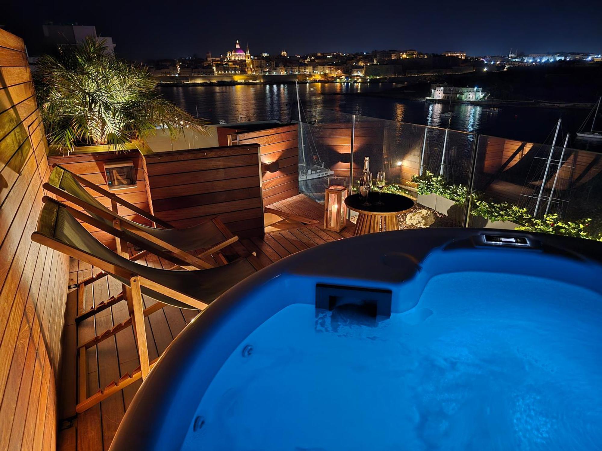 Unique Seafront Triplex Penthouse With Panoramic Bedroom & Rooftop Jacuzzi Overlooking Valletta سليمة المظهر الخارجي الصورة