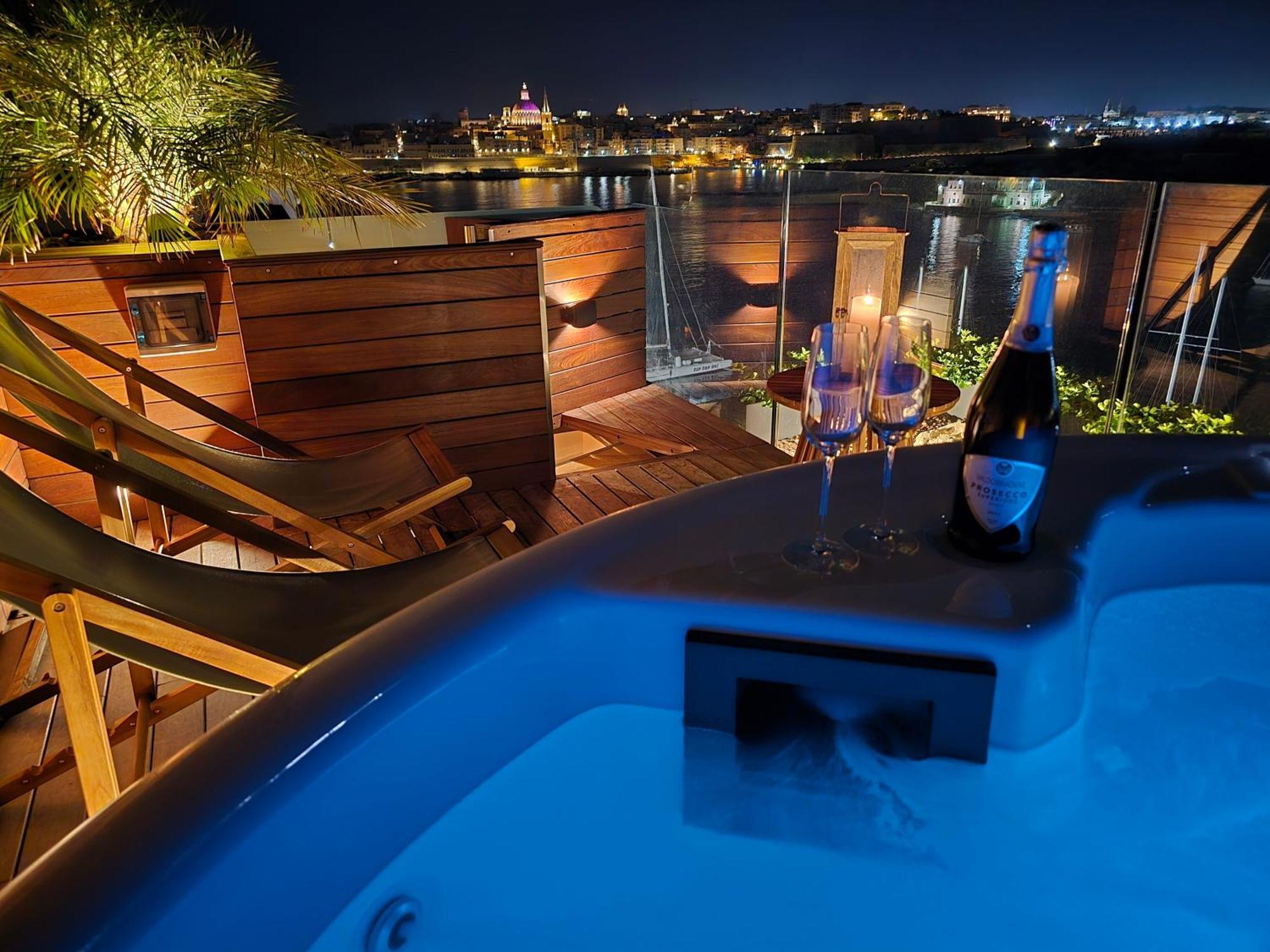 Unique Seafront Triplex Penthouse With Panoramic Bedroom & Rooftop Jacuzzi Overlooking Valletta سليمة المظهر الخارجي الصورة
