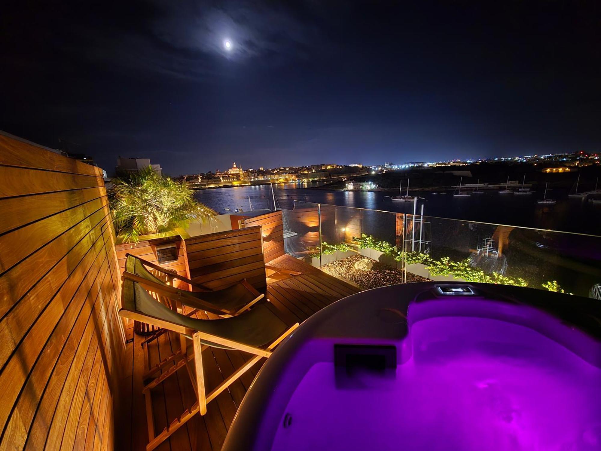 Unique Seafront Triplex Penthouse With Panoramic Bedroom & Rooftop Jacuzzi Overlooking Valletta سليمة المظهر الخارجي الصورة