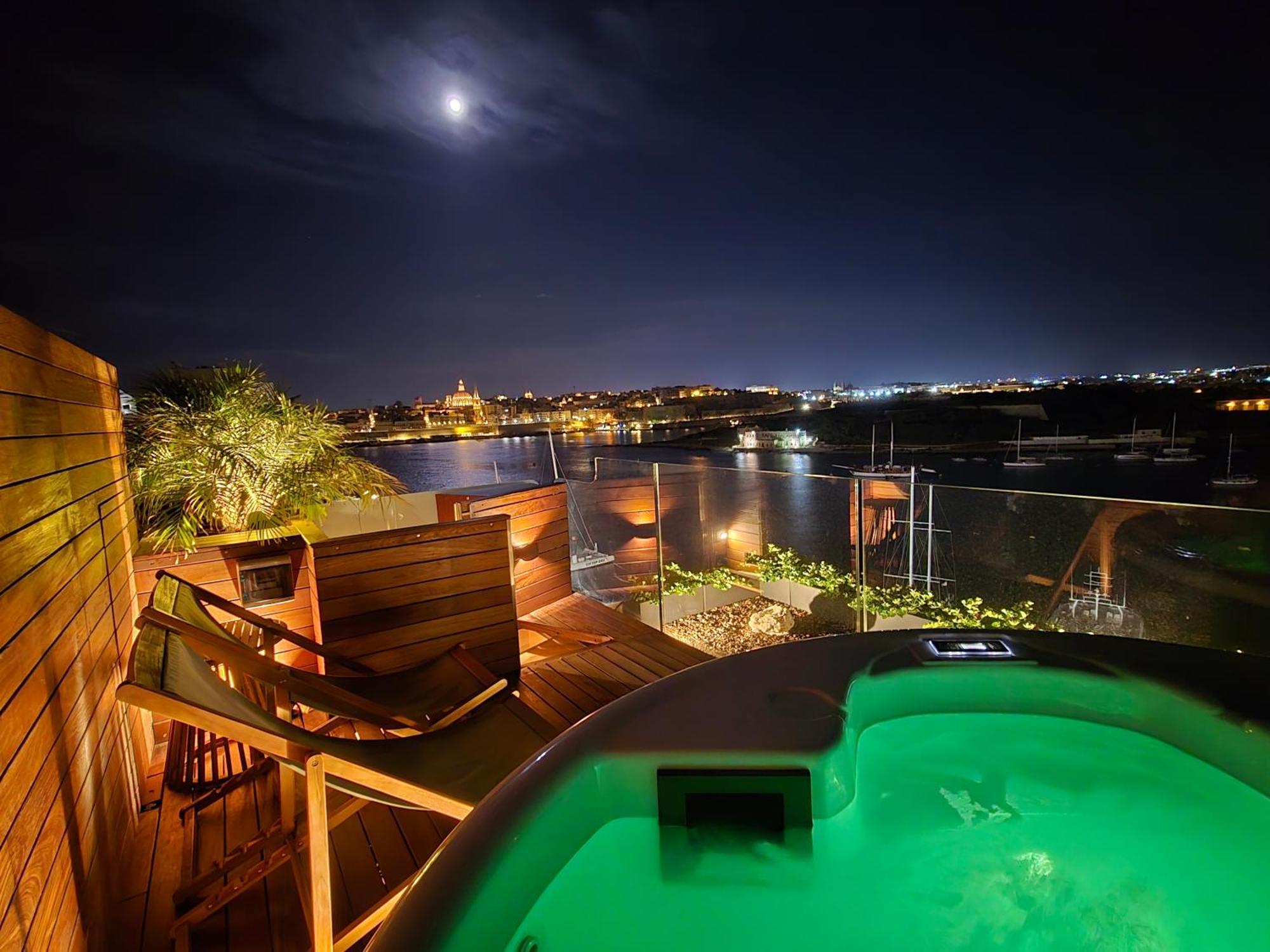 Unique Seafront Triplex Penthouse With Panoramic Bedroom & Rooftop Jacuzzi Overlooking Valletta سليمة المظهر الخارجي الصورة